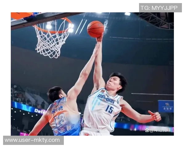 比卢普斯称赞夏普攻守兼备称其能应对高强度对抗挑战 比卢普斯称赞夏普攻守兼备称其能应对高强度对抗挑战